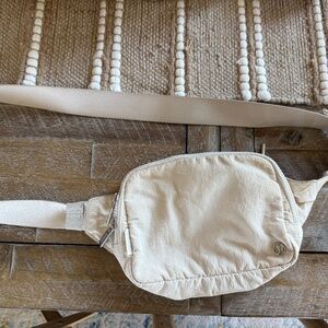 Lululemon belt bag - ivory/white used